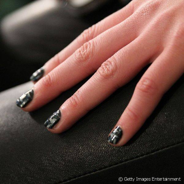 A nail art tamb?m foi a escolha da grife Prabal Gurung, que desfilou unhas pretas com detalhes em tons de cinza, verde e azul